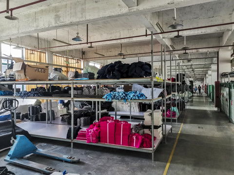 艾森丝服饰 匠心织就时尚，品质铸就品牌——探访现代化服装厂车间